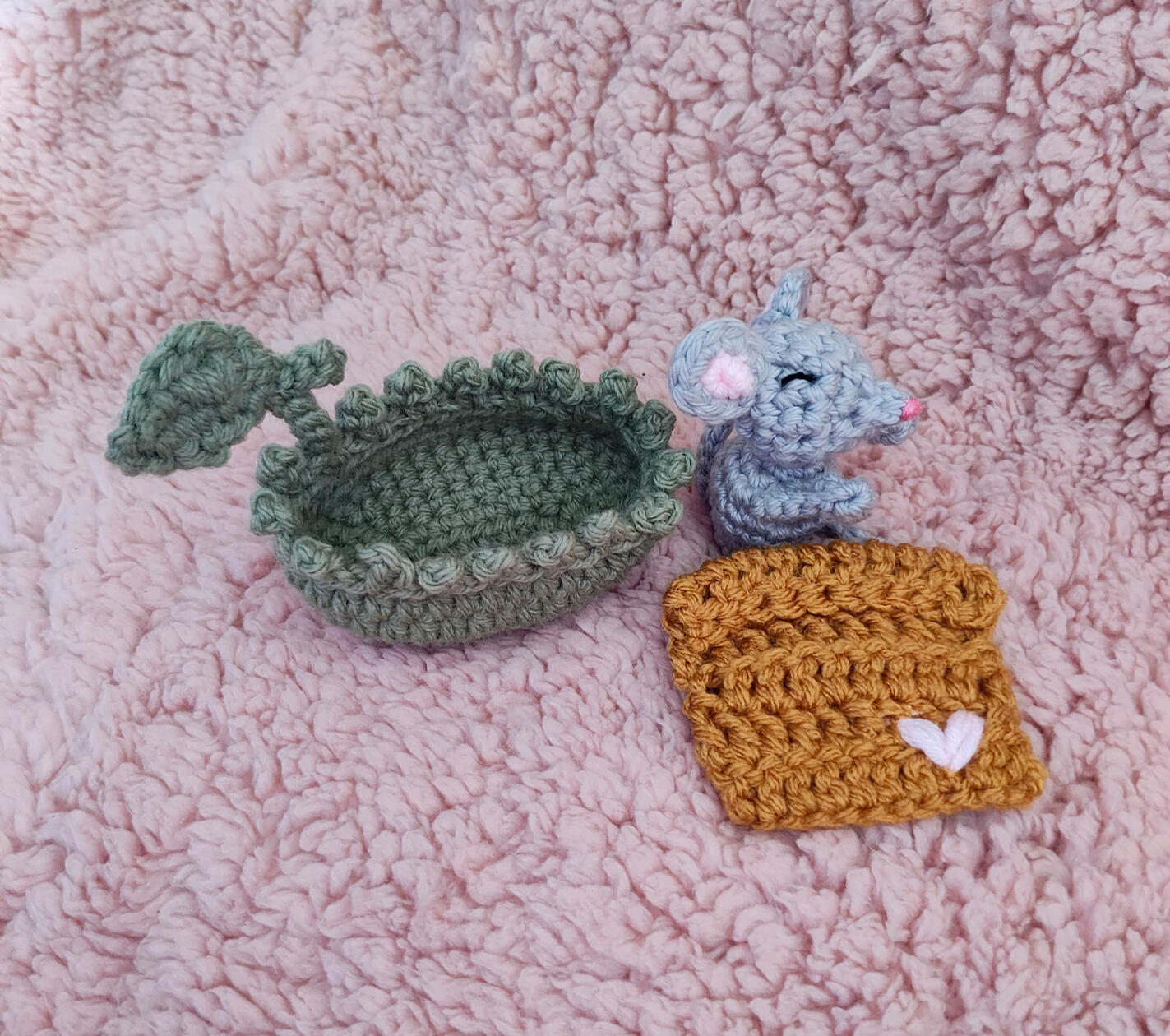 Leaf bed &amp; heart-stitched blanket